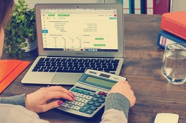 信用卡借款逾期后还款会怎么样？逾期还款违约金能免吗？