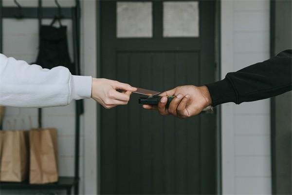 农行信用卡催收上门了怎么应对，逾期怎么沟通解决
