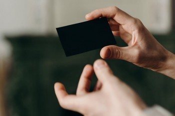 信用卡分期第一个月不用还吧？需要还款吗？