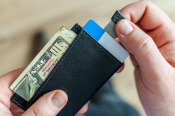 信用卡分期买东西是一次性扣么？有利息吗？