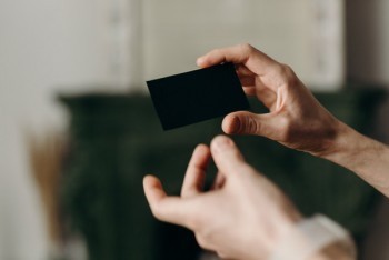 信用卡逾期一年了可以协商分期还吗?分期还款需要支付手续费吗?