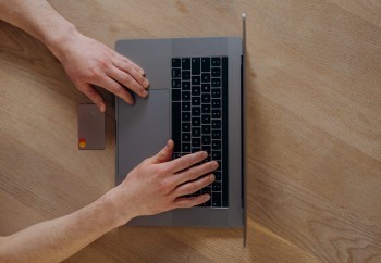 信用卡逾期手续费怎么收取？逾期会坐牢吗？