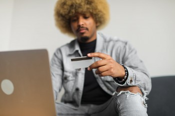 信用卡逾期利息会一直涨吗？多久会被催收？