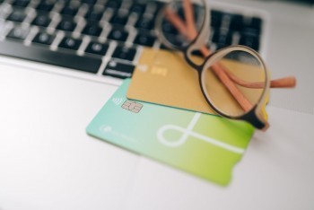信用卡逾期微信被冻结了怎么办？逾期会不会扣微信的钱？