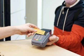 信用卡逾期冻结储蓄卡怎么办？逾期后果严重吗？