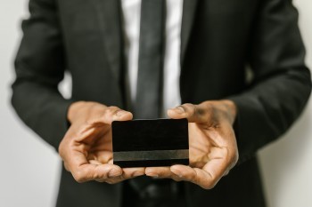 信用卡逾期还进去还能刷出来吗？逾期该怎么协商还款？