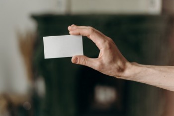 信用卡逾期一年了可以协商分期还吗?分期还款需要支付手续费吗?