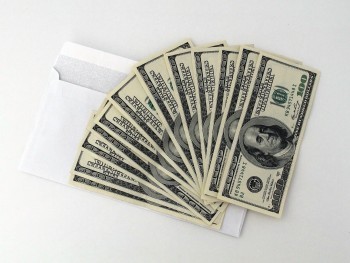 广发信用卡逾期一天被收了5%的违约金合法吗？怎么算的？