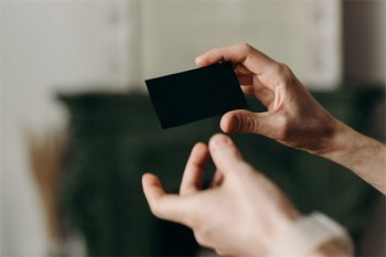 坐牢期间信用卡逾期怎么办？需要支付利息吗？