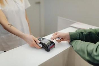 信用卡逾期申请减免申请书谁来写？可以减免利息吗？