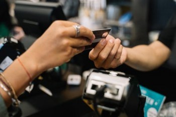 信用卡彻底还不起了怎么办？如何协商分期？