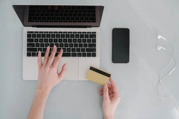 浦发信用卡逾期12万无力偿还该怎么处理？还清后还能继续使用吗？